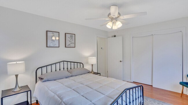 Building Photo - Beautifully renovated Move-in Ready 2bed 1...