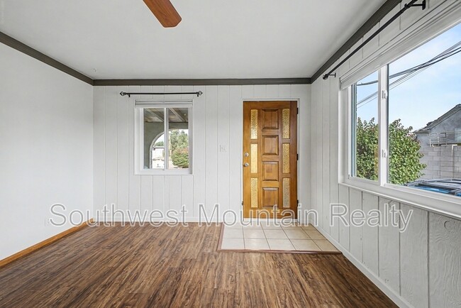 Building Photo - 560 S Grand Dr