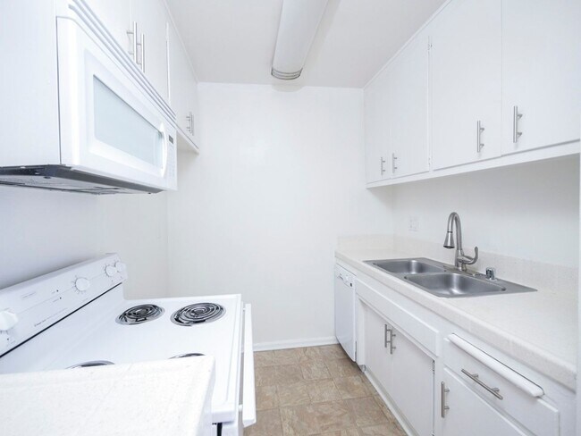 Interior Photo - 21736 Roscoe Blvd