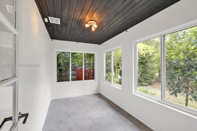 Building Photo - 801 NE 118th St