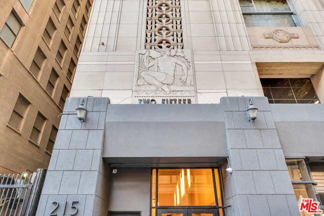 Building Photo - 215 W 7th St