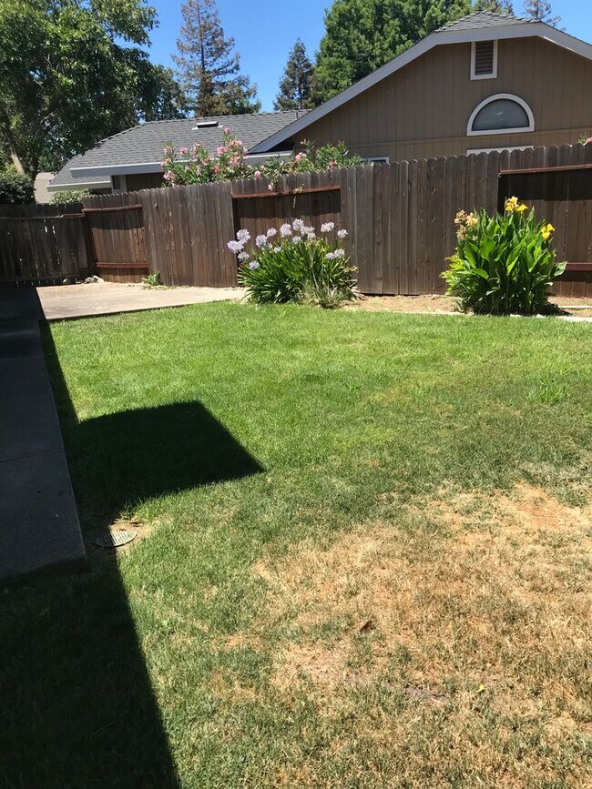 Building Photo - 4 Bed | 2 Bath | 1814SF | 2 Car Garage | Single Story |  Tenant pays $175 monthly for WS&G