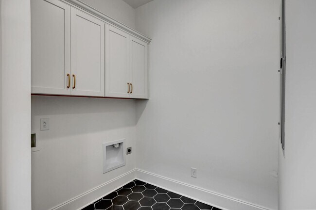 Building Photo - Luxurious Low-Maintenance Living in Westha...