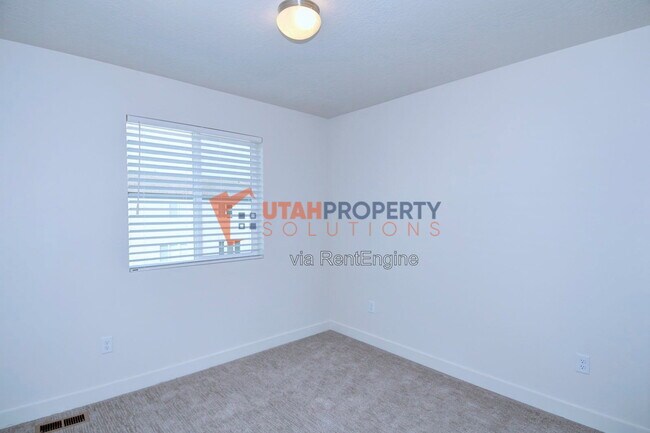 Building Photo - 1043 W 400 S