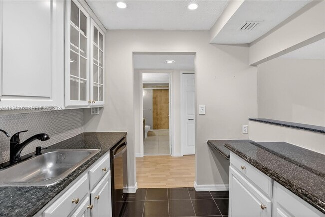 Building Photo - 200 Lakeview Dr