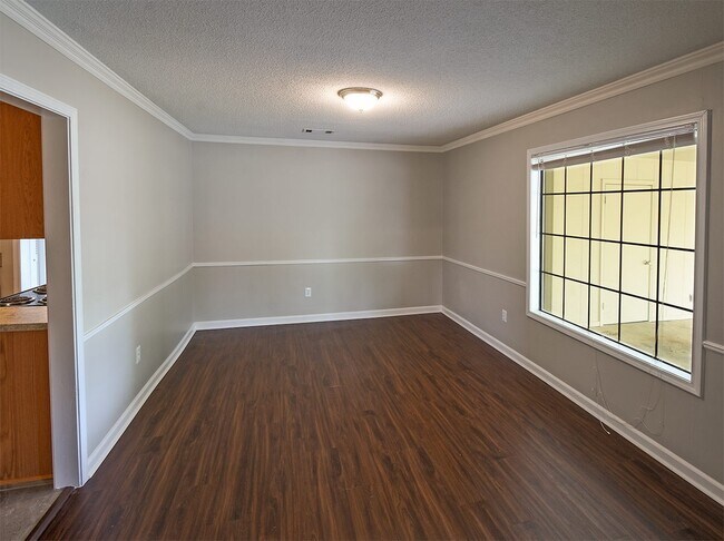 Building Photo - Updated and charming 3 bed, 2 bath with SU...