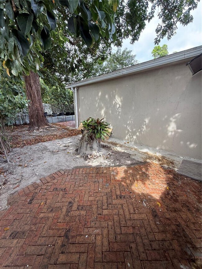 Building Photo - 545 NW 20th St