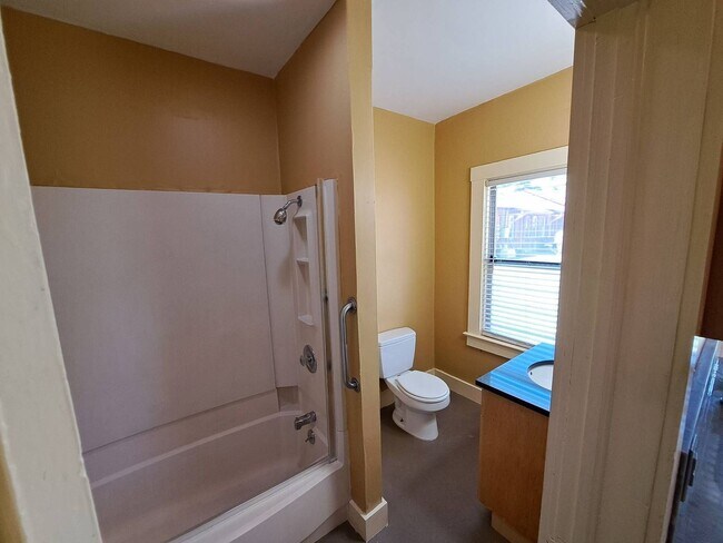 Building Photo - Historic Downtown Bend 1 Bed/1 Bath - NW Florida Ave
