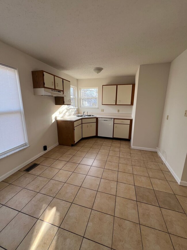 Building Photo - 4 bed 1.5 bath home close to I-44