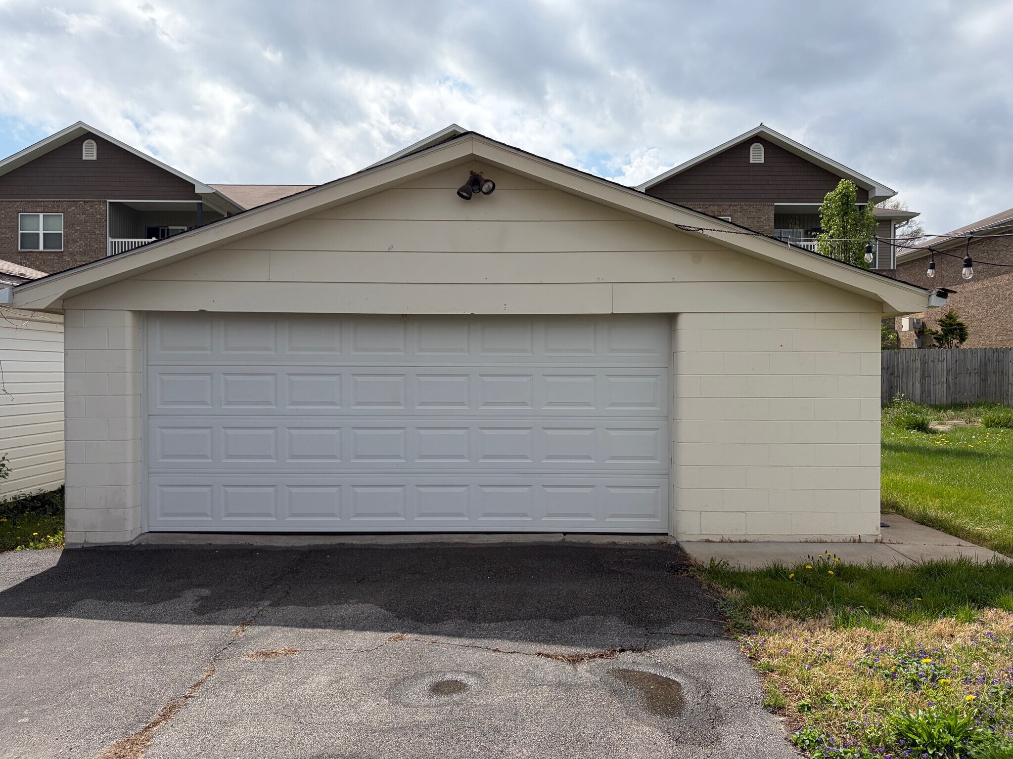 Building Photo - 7408 Lorenzo Ln