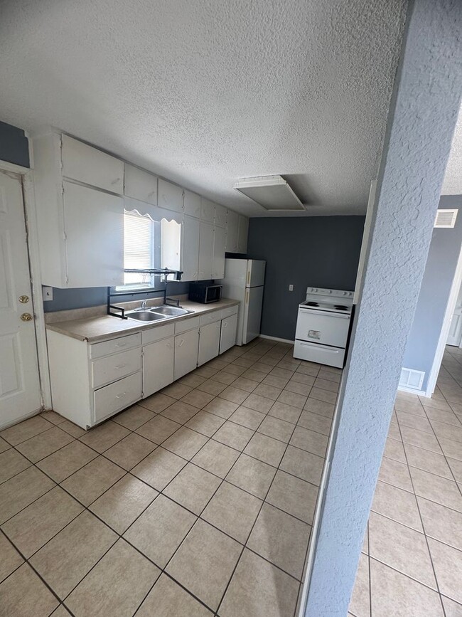 Building Photo - Remodeled 2 bedroom 1 bath