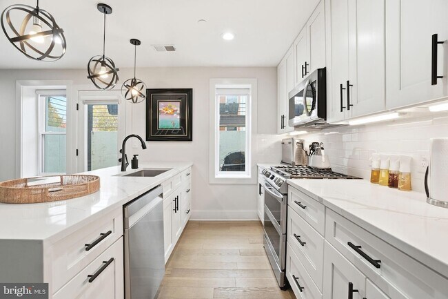 Building Photo - 616 Quebec Place NW