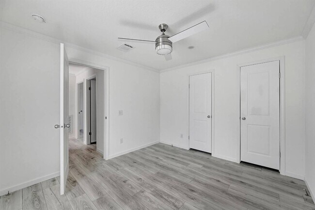 Building Photo - 2410 Skyview St