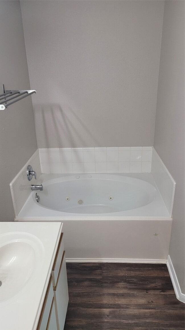 Building Photo - 7211 Foxwalk Ln