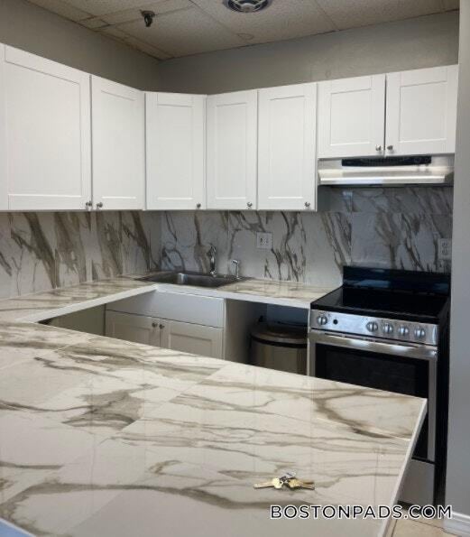 Building Photo - 879 Beacon St