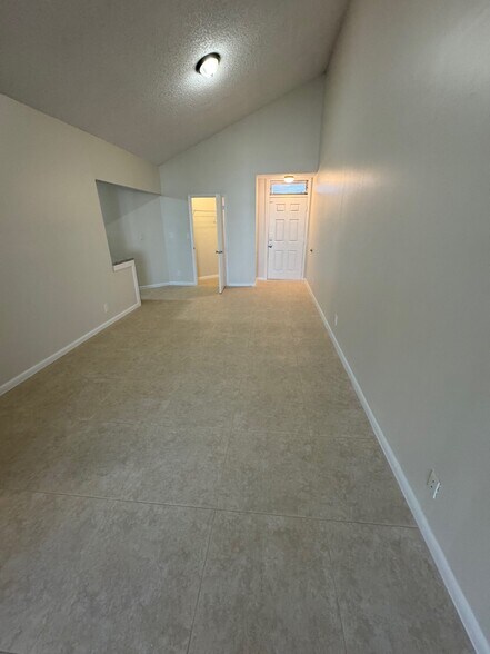 Building Photo - 211 Lake Pointe Dr