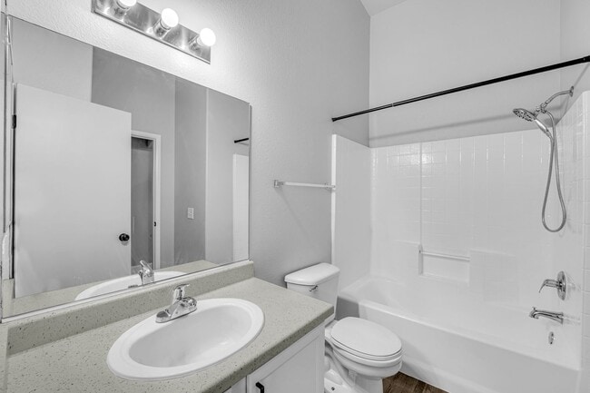 Building Photo - Charming 2 bedroom 2 bathroom townhome