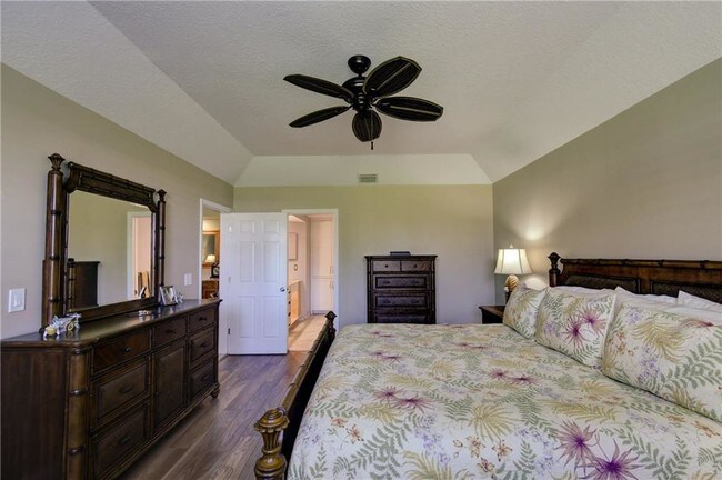 Building Photo - 6101 SE Landing Way