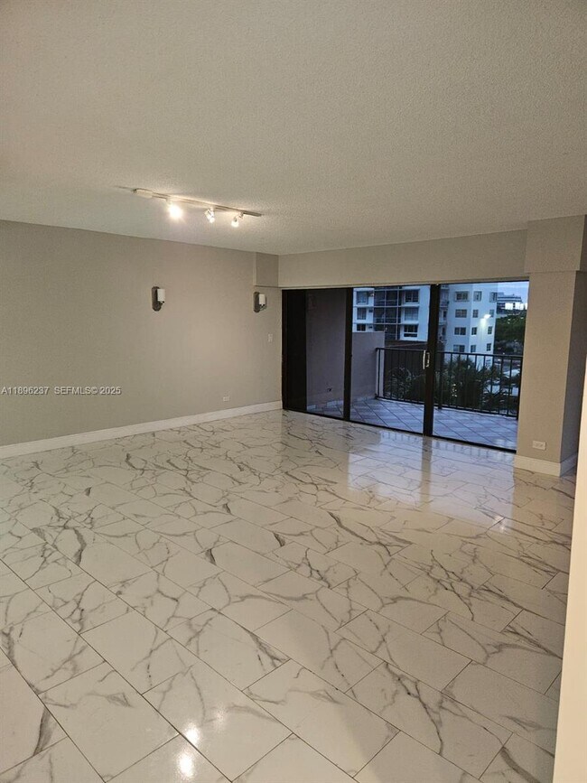 Building Photo - 1800 NE 114th St