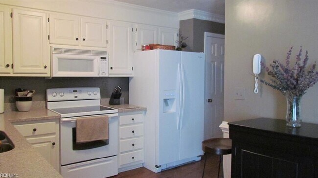 Building Photo - 350 San Roman Dr