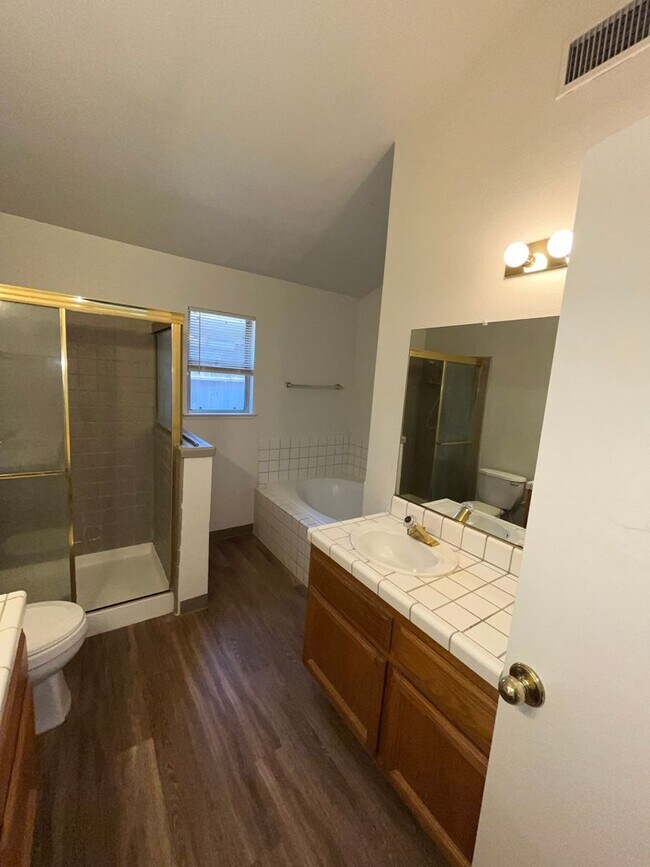 Building Photo - 4BR | 2BA | 1800SF | 2 Car Garage | Availa...