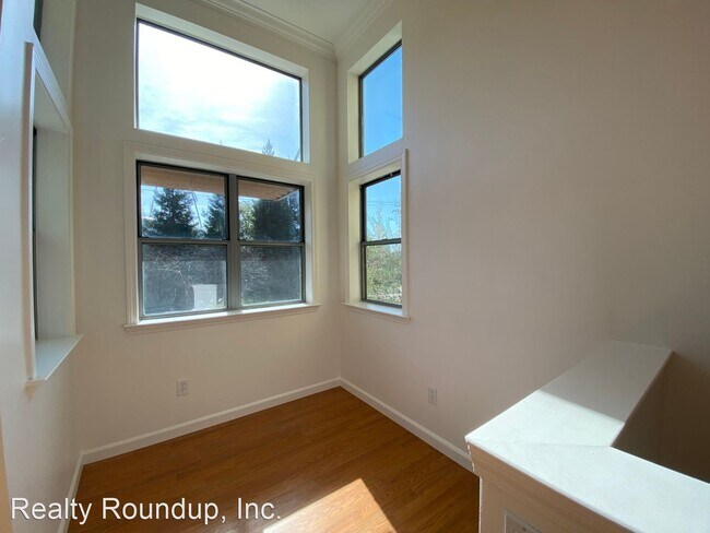 Building Photo - 2 br, 2.5 bath House - 142 4th St