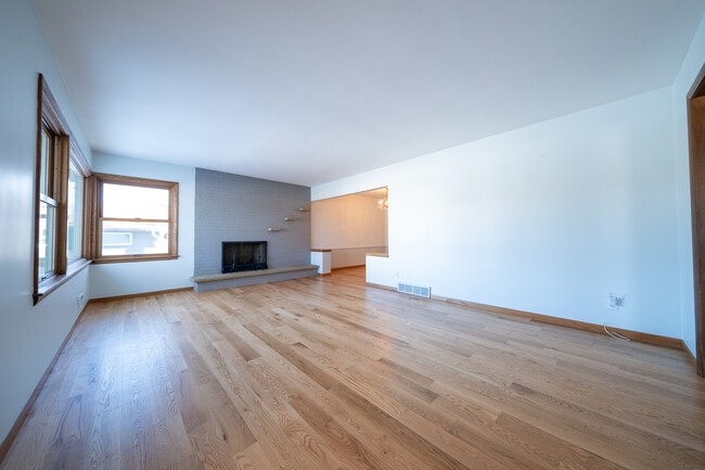 Building Photo - 5209 W 61st St