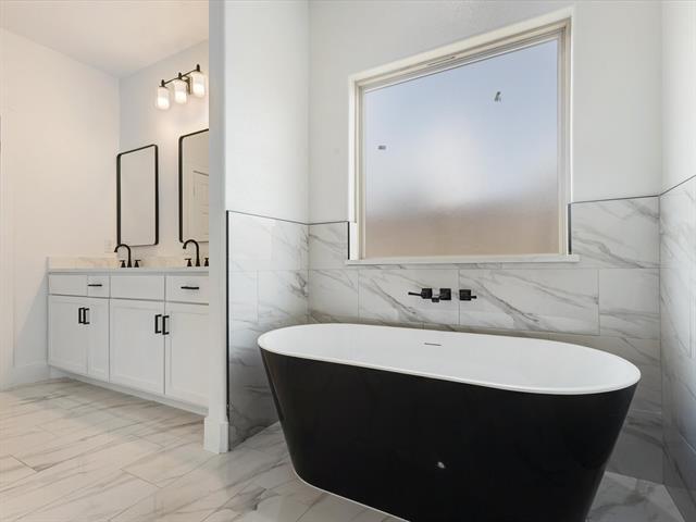 Building Photo - 2411 Mercedes St