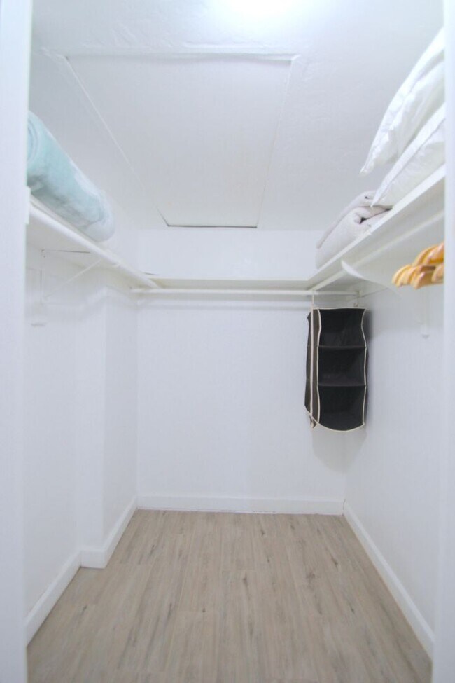 Building Photo - Spacious one bedroom unit at the Flamingo South Beach Resort!