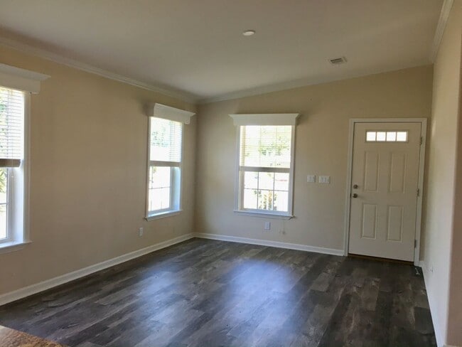 Building Photo - 146 Highland Dr