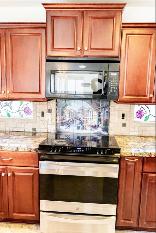 Building Photo - Stunning 4 Bedroom/2.5 Bath Home In Phoeni...