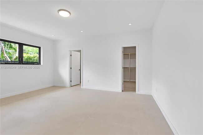 Building Photo - 950 Bayamo Ave