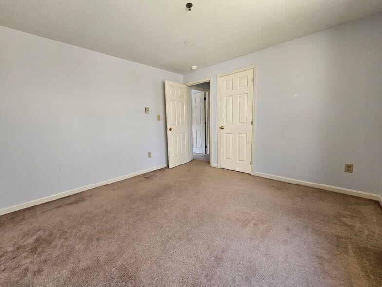 Building Photo - 27 Candlewood Ln