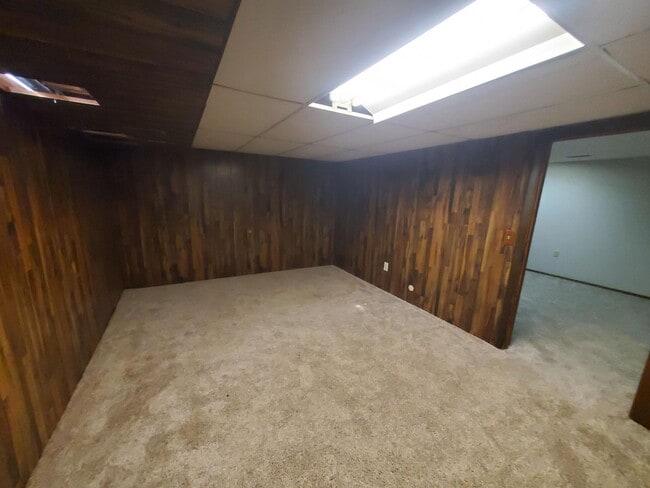 Building Photo - large free standing home Just S. of 13th a...