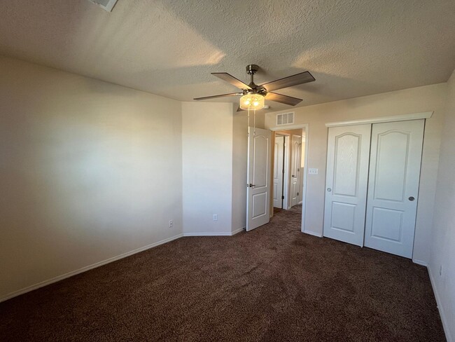 Building Photo - Roomy 3 Bedroom 2 Bathroom Home In Los Lunas!