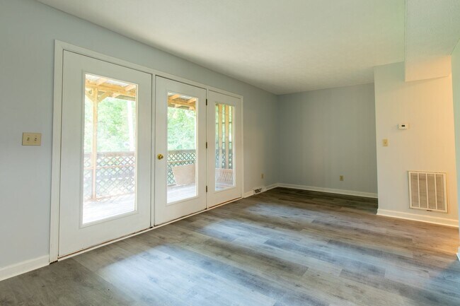 Building Photo - 3 story 2 bed 1.5 bath condo with large ga...