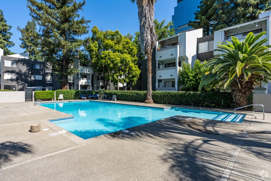 Primary Photo - Governor's Square Apartments