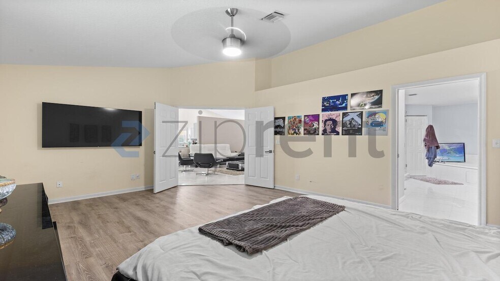 Building Photo - Unit