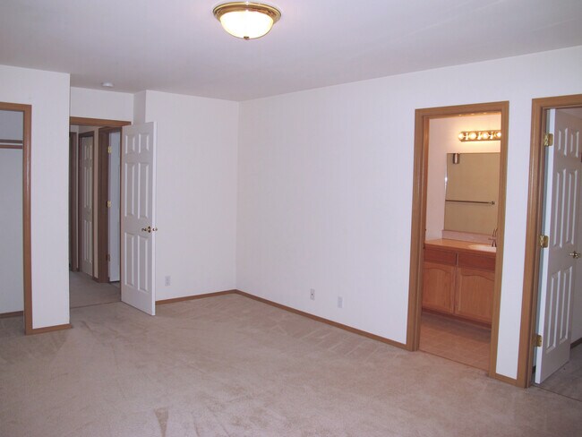 Building Photo - Charming 3 bedroom home w/master suite! Pe...