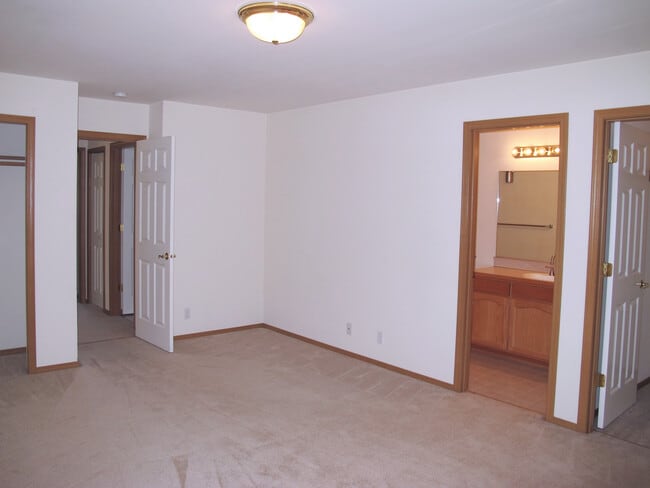 Building Photo - ***PENDING APPLICATION***Charming 3 bedroo...