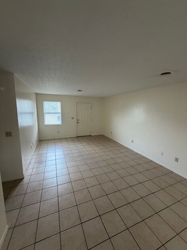 Building Photo - 1533-1539 Meadow Spring Dr