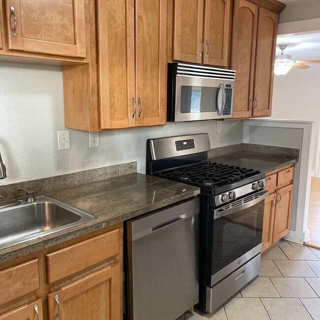 Building Photo - 3 Bed & 1 Bath House in Englewood / Available soon!