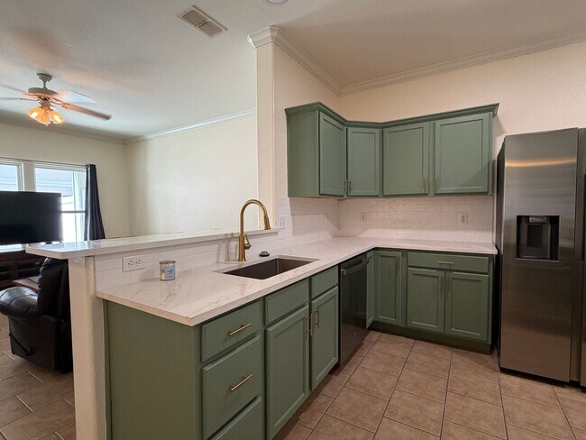 Building Photo - ISLAND TOWNHOME IN A GATED COMMUNITY