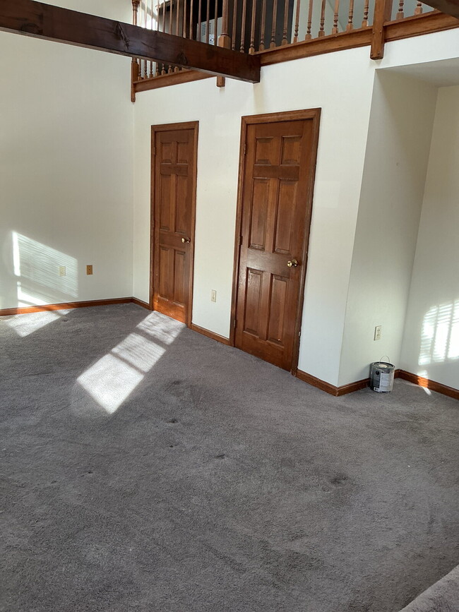 Building Photo - 3 bed 1/5 bath Townhome available