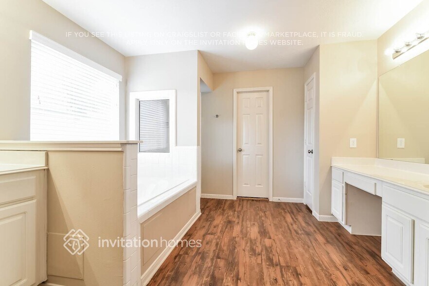 Building Photo - 11907 Lakewood Hills Dr