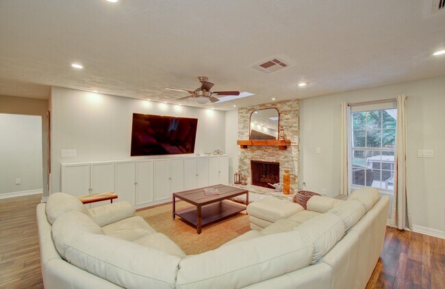 Building Photo - 11102 Hillcroft St