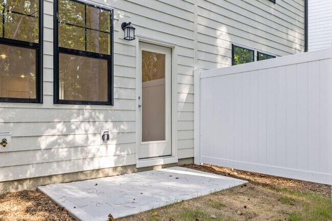 Building Photo - Gorgeous New Construction!  Updated Kitche...