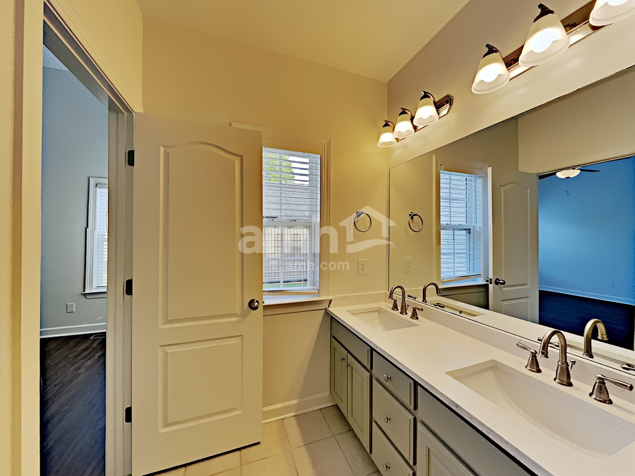 Building Photo - 563 Summit Way