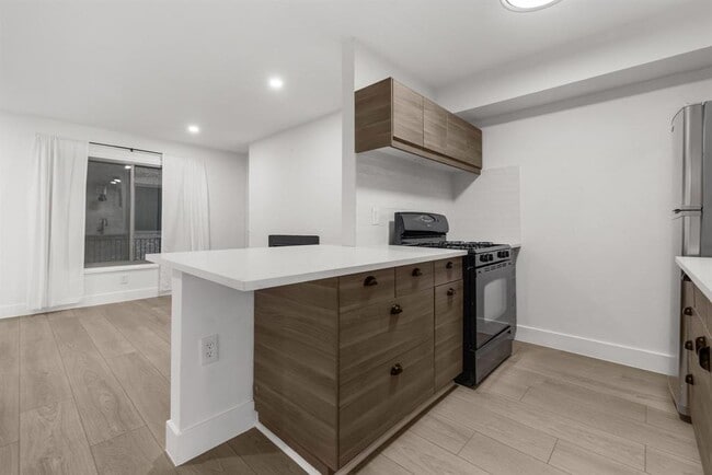 Building Photo - 505 W 7th St