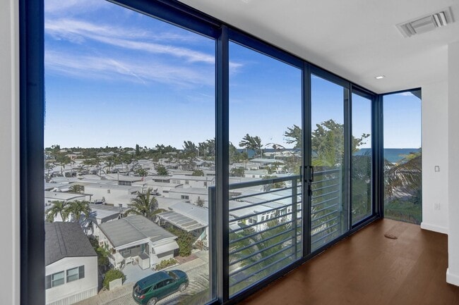 Building Photo - Gorgeous New Townhouse on the Beach